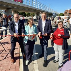 Oberbürgermeister Jürgen Krogmann (2. von rechts) und Stadtbaurätin Christine-Petra Schacht (2. von links) gaben am 19. September mit Rebekka Stuhlmann und Frank Limprecht von der Deutschen Bahn die Alexanderstraße frei. Foto: Stadt Oldenburg