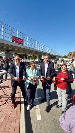 Oberbürgermeister Jürgen Krogmann (2. von rechts) und Stadtbaurätin Christine-Petra Schacht (2. von links) gaben am 19. September mit Rebekka Stuhlmann und Frank Limprecht von der Deutschen Bahn die Alexanderstraße frei. Foto: Stadt Oldenburg Oberbürgermeister Jürgen Krogmann (2. von rechts) und Stadtbaurätin Christine-Petra Schacht (2. von links) gaben am 19. September mit Rebekka Stuhlmann und Frank Limprecht von der Deutschen Bahn die Alexanderstraße frei. Foto: Stadt Oldenburg