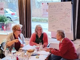 Vorstand des Fachverbandes Kunst- und Kulturgeragogik e.V. bei seiner Klausurtagung im Februar 2026 in Wolfenbüttel. Von links: Katja Schöppe-Carstensen, Christiane Kaminski, Sabine Resch-Hoppstock. Foto: Fachverband