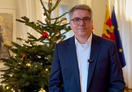 Oberbürgermeister Jürgen Krogmann im Dezember 2025 vor einem Weihnachtsbaum. Foto: Stadt Oldenburg