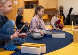 Musikalische Früherziehung, die Spaß macht und nebenbei wichtige Fähigkeiten fördert – aufmerksam folgen die Kinder der Lehrerin und spielen die Melodie auf Klangbausteinen nach. Foto: Sascha Stüber