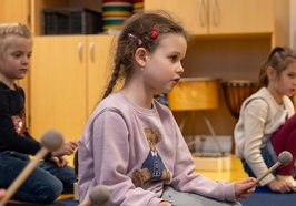 Musikalische Früherziehung, die Spaß macht und nebenbei wichtige Fähigkeiten fördert – aufmerksam folgen die Kinder der Lehrerin und spielen die Melodie auf Klangbausteinen nach. Foto: Sascha Stüber