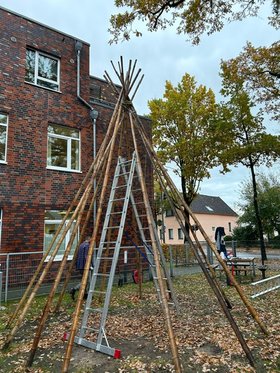 Gestänge des „Tipis“ ohne Gewebe. Foto: Evangelische Familien-Bildungsstätte (EFB)