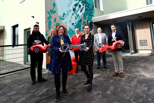 Trafen sich zur symbolischen Schlüsselübergabe (von links): Oliver Ohlenbusch (Architekt gruppeomp), Melanie Eyhusen (DRK Stellvertretende Kreisgeschäftsführerin),  Dagmar Sachse (Sozialdezernentin Stadt Oldenburg), Mathias Melchior (DRK-Geschäftsführer), Carmen Poppenga (Kita-Leitung), Birger Holz (Vorsitzender des Kreisverbandes Oldenburg), Thorben Schulte (Stellvertretender Projektleiter EGH Stadt Oldenburg). Foto: Sascha Stüber