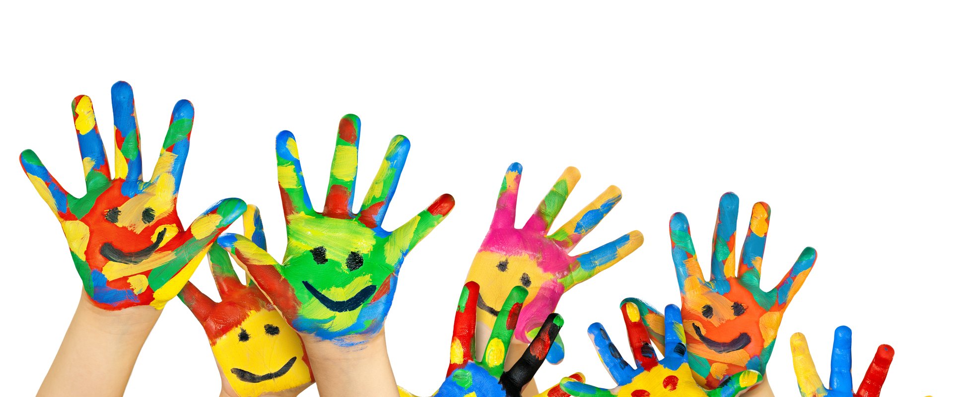 Vier Paar buntbemalte Kinderhände recken sich in die Luft. Foto: BeTa-Artworks/Fotolia.com