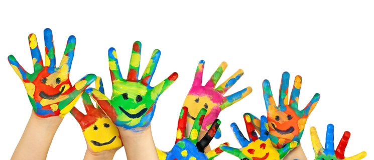 Vier Paar buntbemalte Kinderhände recken sich in die Luft. Foto: BeTa-Artworks/Fotolia.com