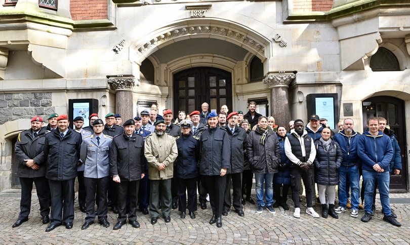 Gruppenbild der Bundeswehr-Angehörigen vor dem Alten Rathaus. Foto: Sascha Stüber