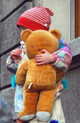 Kind mit Teddy. Foto: Sylvia/Pixelio.de