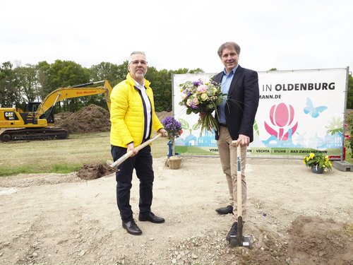 Oberbürgermeister Jürgen Krogmann (rechts) beglückwünschte Rainer Ostmann zum Baustart für den neuen Gartenfachmarkt. Foto: Sascha Stüber
