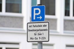 Schild für eine Parkzone. Foto: philipk76/AdobeStock