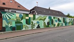 Graffiti mit grafischen Elementen und naturinspirierten Formen auf einer Garagenwand. Foto: Malte Neemann Graffiti mit grafischen Elementen und naturinspirierten Formen auf einer Garagenwand