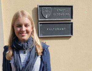 Annika Niewald vor dem Kulturbüro. Foto: Stadt Oldenburg Annika Niewald vor dem Kulturbüro. Foto: Stadt Oldenburg