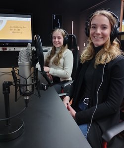 Im Podcaststudio der Freizeitstätte Ofenerdiek sitzen vor einem Mikro, von links: Ida Schoessler (Auszubildende zur Verwaltungswirtin) und Katja Nölke. Foto: Stadt Oldenburg