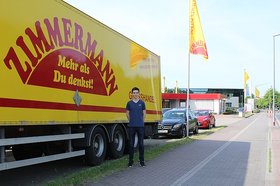 Timoté Caillarec vor einem Zimmermann-LKW. Foto: Stadt Oldenburg