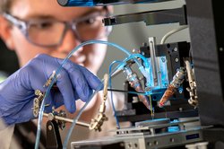 Eine neue 3D-Drucktechnik für extrem kleine Metallobjekte hat ein Team an der Universität Oldenburg entwickelt. Foto: Universität Oldenburg/Daniel Schmidt