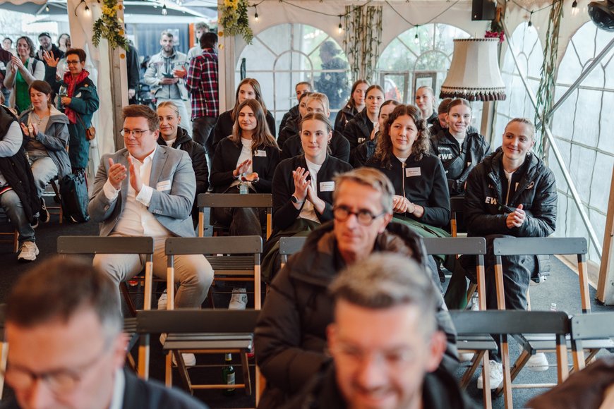 Die rechte Seite des Publikums applaudiert. Foto: Florian Skupin