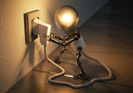 Grafik einer Glühbirne, die ihren eigenen Stecker in die Steckdose steckt und leuchtet. Foto: ColiN00B/Pixabay