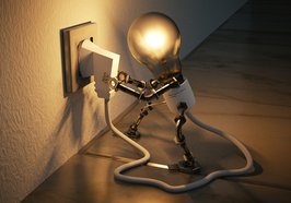Grafik einer Glühbirne, die ihren eigenen Stecker in die Steckdose steckt und leuchtet. Foto: ColiN00B/Pixabay