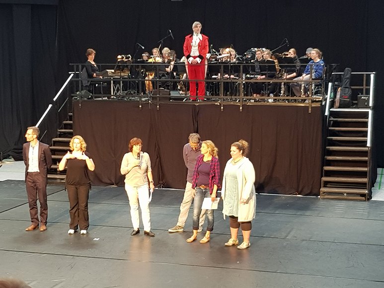 Begrüßung bei der Premiere von "Karneval der Tiere". Foto: Stadt Oldenburg