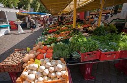 Gemüsestand auf dem Rathausmarkt. Foto: Peter Duddek