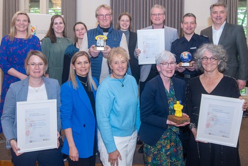 Aliz Müller (2. Reihe, 1. von links), Integrationsbeauftragte der Stadt Oldenburg, und Oberbürgermeister Jürgen Krogmann (2. Reihe, 8. von links) zeichneten drei Projekte mit dem Oldenburger Integrationspreis aus. Foto: Sascha Stüber Aliz Müller (2. Reihe, 1. von links), Integrationsbeauftragte der Stadt Oldenburg, und Oberbürgermeister Jürgen Krogmann (2. Reihe, 8. von links) zeichneten drei Projekte mit dem Oldenburger Integrationspreis aus. Foto: Sascha Stüber
