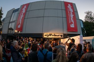 Blick auf das Staatstheater bei der Filmfest-Eröffnung mit vielen Gästen. Foto: Sascha Stüber 
