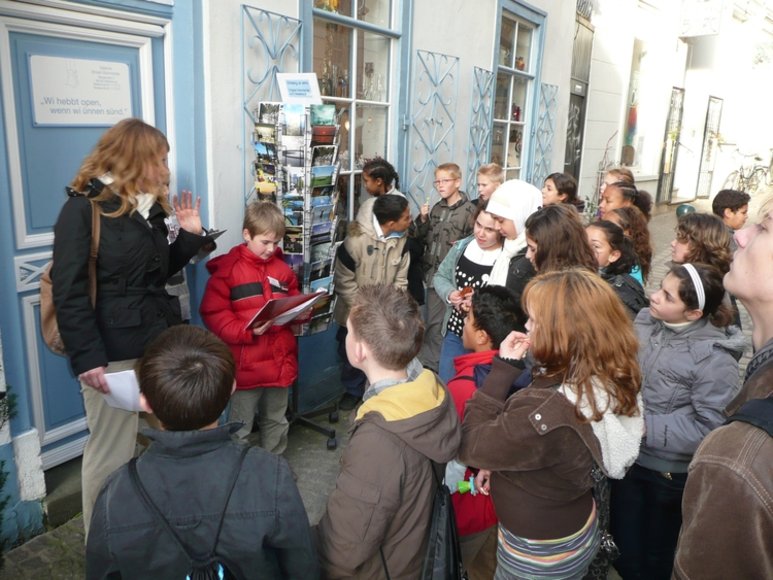 Die „kleinen Stadtführer“ und ihre Groninger Gäste in der Oldenburger Bergstraße. Foto: Stadt Oldenburg