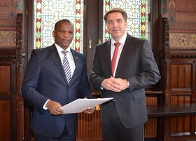 Oberbürgermeister Jürgen Krogmann überreicht Minister Sakhumzi Somyo ein Gastgeschenk. Foto: Stadt Oldenburg