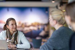 Stephanie von Unruh (links) engagiert sich im Netzwerk „Frauen für Diversität im Nordwesten“ für mehr Frauen in Führungspositionen. Foto: Andreas Burmann
