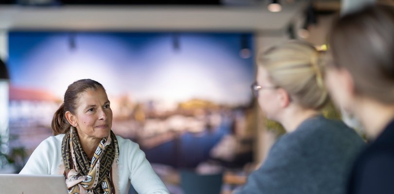 Stephanie von Unruh (links) engagiert sich im Netzwerk „Frauen für Diversität im Nordwesten“ für mehr Frauen in Führungspositionen. Foto: Andreas Burmann
