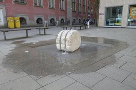 Er sprudelt wieder im neuen Gewand und lädt zum Verweilen ein: Der Brunnen auf dem Vorplatz von Ritterstraße und Philipp-Reis-Gang. Foto: Stadt Oldenburg