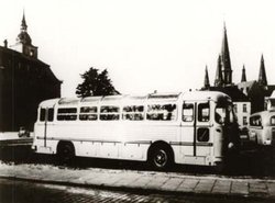 Pekol-Bus am Schlossplatz 1956. Quelle: Stadtmuseum