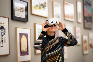 Besucherin mit VR-Brille in der Christoph-Niemann-Ausstellung. Foto: Mohssen Assanimoghaddam Besucherin mit VR-Brille in der Christoph-Niemann-Ausstellung. Foto: Mohssen Assanimoghaddam
