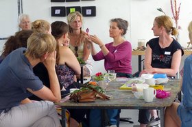 Teilnehmende des Workshops „Natur trifft Stadt trifft Pflanzenfarbe“. Foto: Stadt Oldenburg.