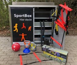 SportBox mit einer geöffneten Tür und den enthaltenen Sportgeräten. Foto: Stadt Oldenburg