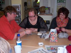 Drei Frauen sitzen am Tisch und stricken. Foto: Stadt Oldenburg