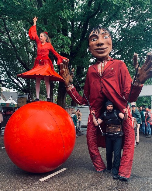 Beeindruckende Performances erwarten das Publikum am 14. und 15. August in der Innenstadt, darunter die Companie with Balls mit ihrem Stück „The Parade“. Foto: Totaal Theater Beeindruckende Performances erwarten das Publikum am 14. und 15. August in der Innenstadt, darunter die Companie with Balls mit ihrem Stück „The Parade“. Foto: Totaal Theater