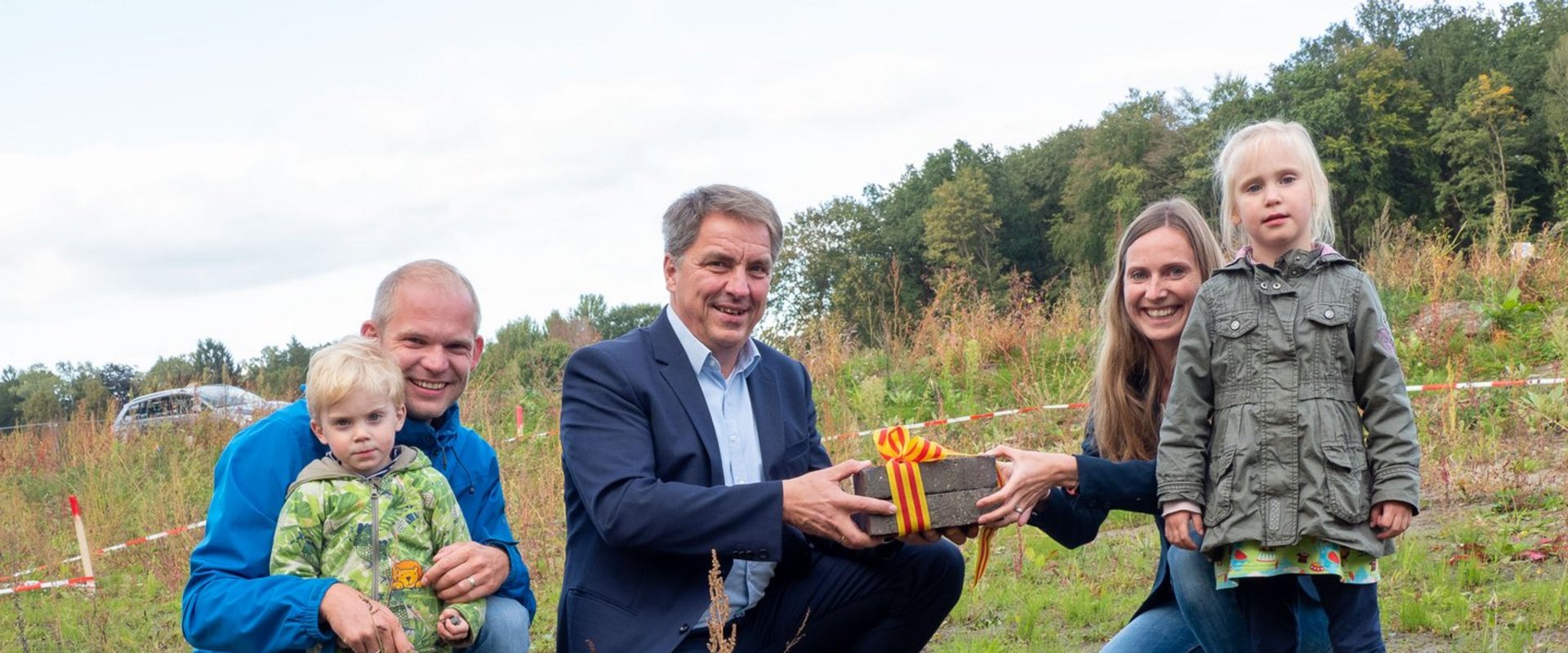 Johannes und Maria Helena Cordes mit ihren beiden Kindern und Oberbürgermeister Jürgen Krogmann. Foto: Stadt Oldenburg