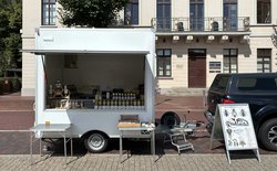 Der Stand mit Honig und Imkereiprodukten von Alexander Wilhelm auf dem Wochenmarkt Pferdemarkt. Foto: Stadt Oldenburg Der Stand mit Honig und Imkereiprodukten von Alexander Wilhelm auf dem Wochenmarkt Pferdemarkt. Foto: Stadt Oldenburg