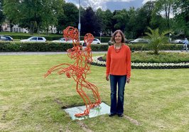 Künstlerin Insa Winkler neben ihrem Avatar vor dem PFL. Foto: Stadt Oldenburg