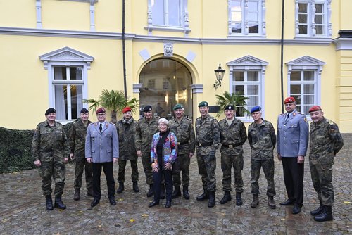 Generalmajor Jürgen-Joachim von Sandrart (4. von rechts) übergab das Kommando der Division an Brigadegeneral Heico Hübner (5. von rechts). Bürgermeisterin Germaid Eilers-Dörfler überbrachte die Grüße der Stadt. Foto: Sascha Stüber