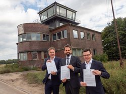 Jürgen Krogmann, Olaf Lies und Sven Uhrhan bei der Übergabe der Fördergelder auf dem Fliegerhorst (im September 2019). Foto: Sascha Stüber
