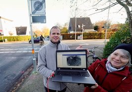 Stefan Brandt und Kerstin Goroncy mit einem Laptop an der Kreuzung Quellenweg/Uhlhornsweg. Foto: Sascha Stüber