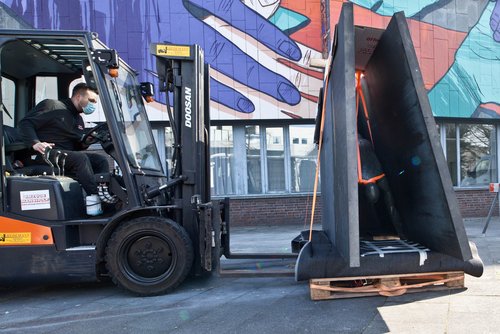 Abtransport der Skulptur „Der Mann aus der Ende heraustretend“ vor dem Stadtmuseum. Foto: Gerlinde Domininghaus