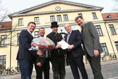 Jan Bischoff (Mitte) ist neuer Bezirksschornsteinfeger im Bereich Nadorst/Donnerschwee. Über seine Ernennung freuten sich (von links) Michael Deeken, Christian Aster, Michael Lorenz und Andreas Kramer. Foto: Torsten von Reeken