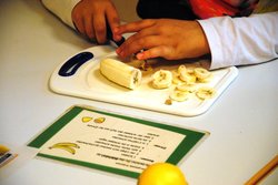 Kinderhände schneiden Obst. Foto: Stadt Oldenburg