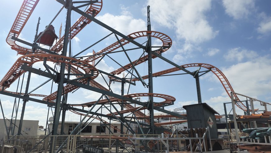 Der Aufbau der Achterbahn „Trapper Joe's Crazy Mine“ auf dem Kramermarkt am 19. September 2025. Foto: Stadt Oldenburg