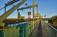 Rollklappbrücke mit Wasserturm. Foto: Hans-Jürgen Zietz