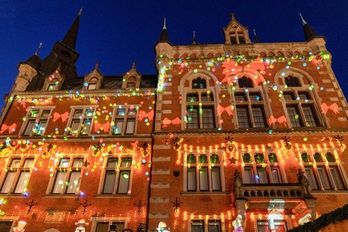 Ungewöhnlicher Anblick: Die Illuminierung der Rathaus-Fassade kam gut an. Foto: Sascha Stüber