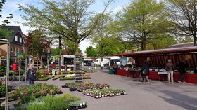 Foto des Wochenmarktes Kreyenbrück auf dem neu gestalteten Marktplatz. Foto: Stadt Oldenburg